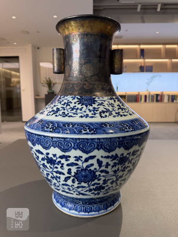 清雍正 青花缠枝莲纹贯耳尊 - 图3